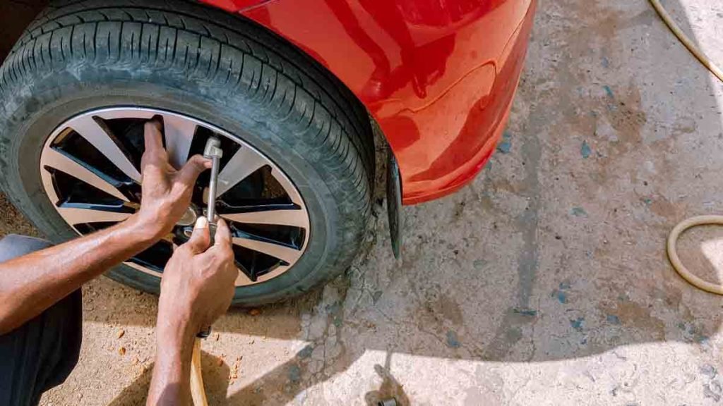 How to change any tyre in Nigeria with these 10 simple steps 1 How to change any tyre