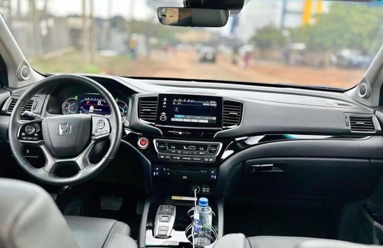 2023 Honda Pilot interior