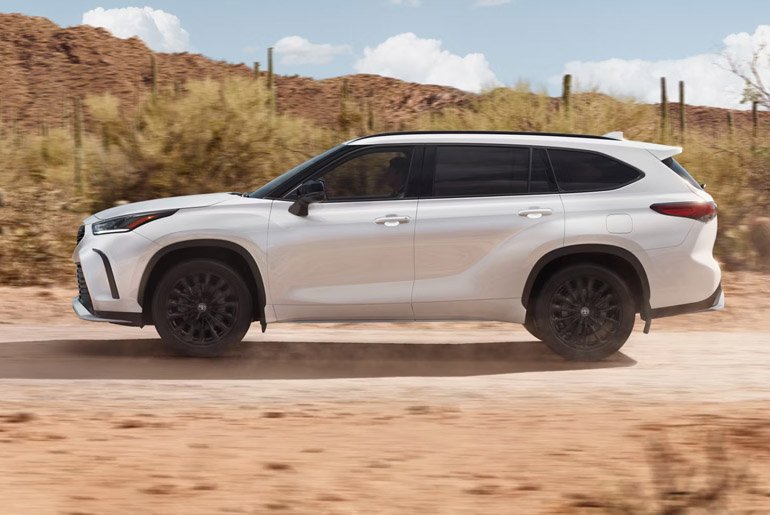 2024 Toyota Highlander side view